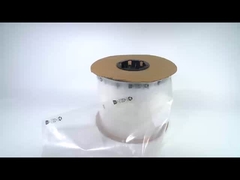 Tas yang sudah dibuka terbuka di satu sisi untuk memudahkan